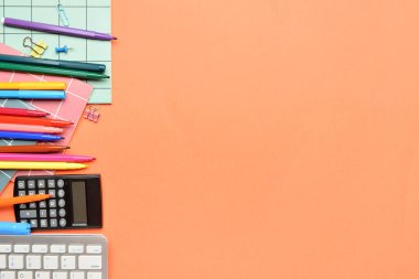 Renk arkaplanı üzerindeki kırtasiye seti