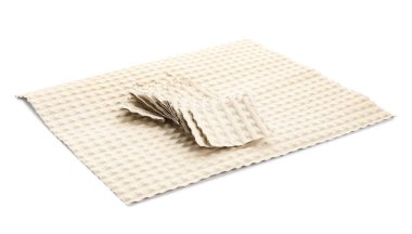 Beyaz arkaplanda karton parçaları