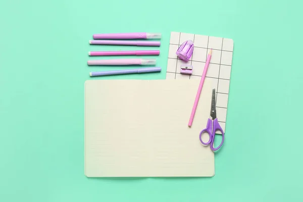 彩色背景的文具用品和空白笔记本 — 图库照片