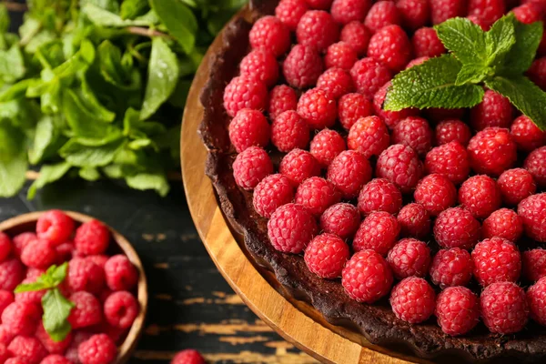 Tavola Con Gustosa Torta Lamponi Menta Sfondo Scuro Primo Piano — Foto Stock