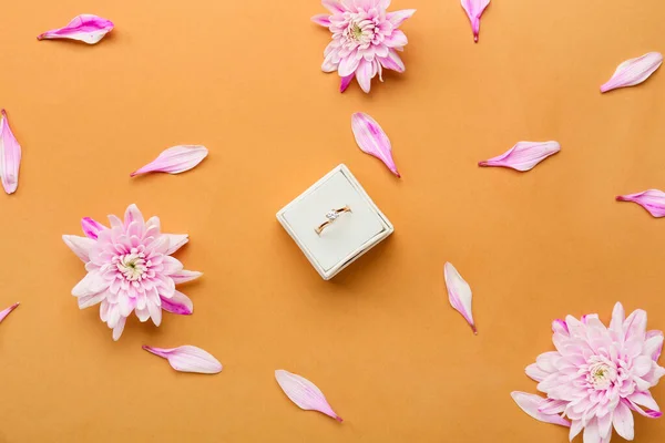 Box Mit Verlobungsring Und Blumen Auf Farbigem Hintergrund — Stockfoto