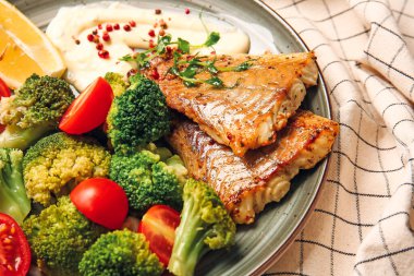 Lezzetli kızarmış morina filetosu ve sebze tabağı, yakın plan.