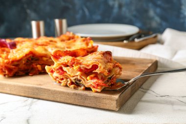 Ahşap tahtada domates soslu lezzetli lazanya.