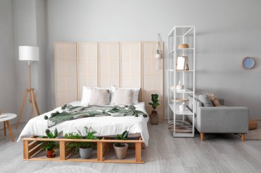 Katlanmış perdeli şık bir yatak odası.