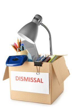 Beyaz arka planda kişisel eşyaları olan bir kutu. İşten çıkarma kavramı