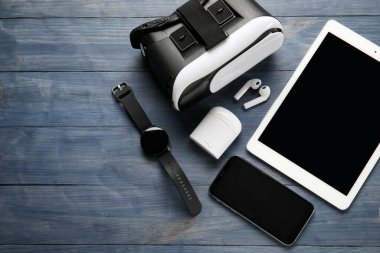 Renkli ahşap arka planda farklı modern aygıtlar