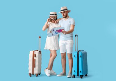 Renkli arka planda haritası olan birkaç turist