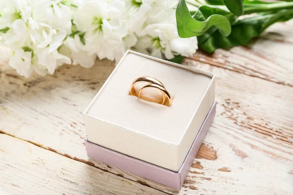 Caixa Com Anéis Casamento Belas Flores Mesa Madeira Leve — Fotografia de Stock