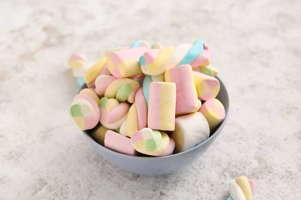 Bowl Tasty Marshmallows Light Background — Stock Photo, Image