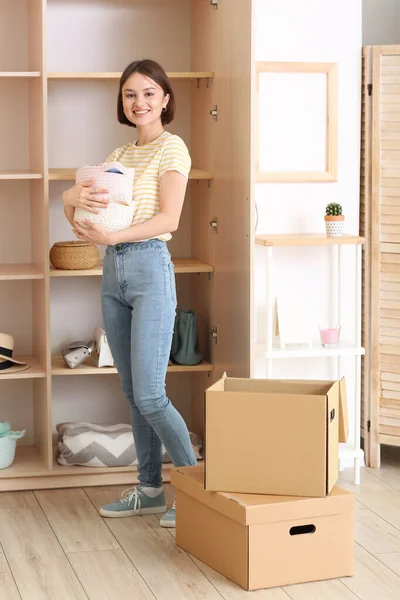 Mujer Joven Organizando Ropa Armario — Foto de Stock