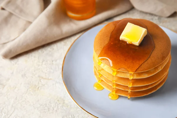 Piring Pancake Lezat Dengan Madu Dan Mentega Latar Belakang Cahaya — Stok Foto