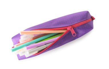 Beyaz arkaplanda keçeli kalem uçlu kalem kutusu