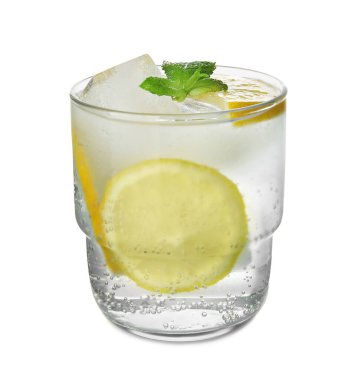 Beyaz arka planda bir bardak soğuk cin tonik.