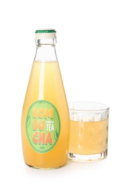Beyaz arka planda bir bardak ve bir şişe lezzetli kombu çayı.