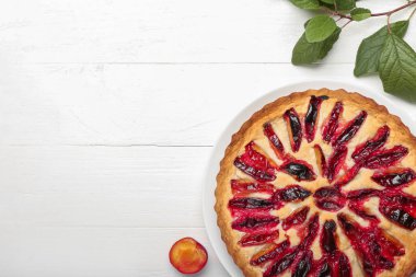 Hafif ahşap zemin üzerinde lezzetli erikli turta tabağı