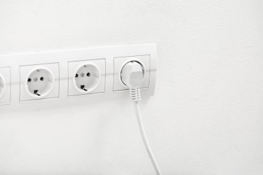 Elektrik prizi, fişi açık.