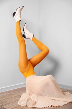 Işık duvarının yanında şık bir genç kadın