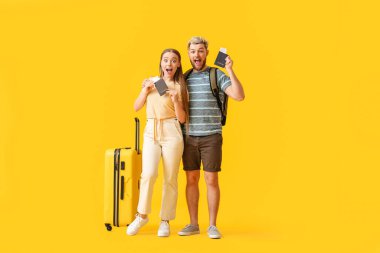 Renkli arka planda birkaç mutlu turist