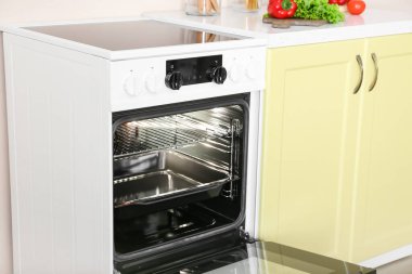 Mutfakta elektrikli fırın aç.