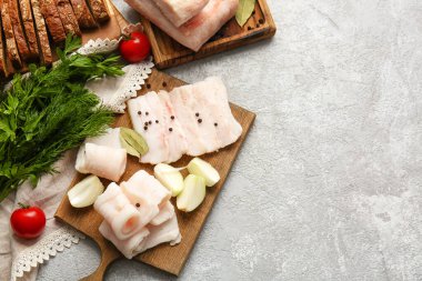 Hafif arka planda tuzlanmış domuz yağlı ahşap tahtalar