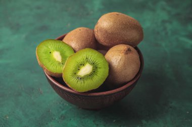 Renkli taze kivi meyveli kase