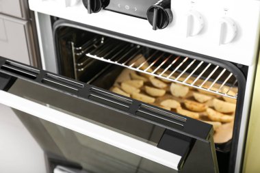 Mutfakta patatesli elektrikli fırın, yakın plan.