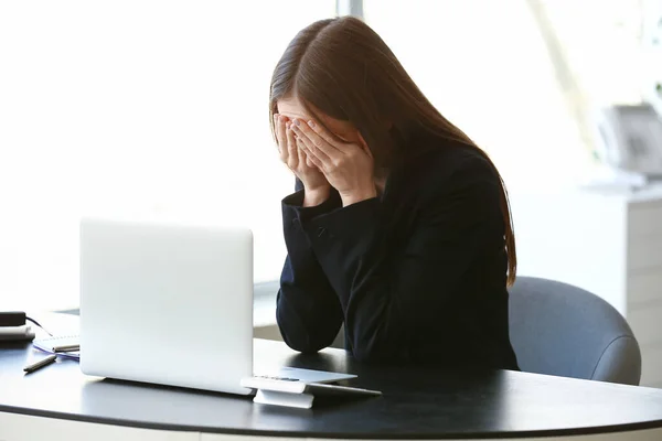 Κλαίει Μια Νεαρή Γυναίκα Στο Γραφείο Έννοια Της Παρενόχληση — Φωτογραφία Αρχείου
