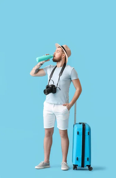 Männliche Touristen Trinken Wasser Auf Farbigem Hintergrund — Stockfoto