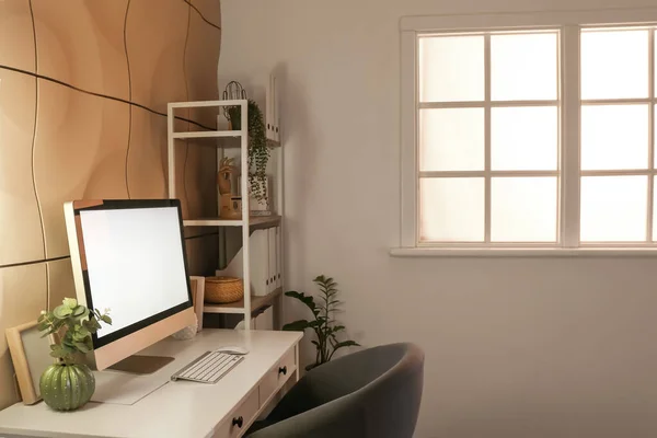 現代的な職場とスタイリッシュな部屋のインテリア — ストック写真