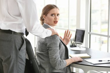 Patron sekreterini ofisinde taciz ediyor.