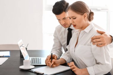 Patron sekreterini ofisinde taciz ediyor.