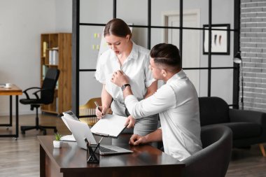 Patron sekreterini ofisinde taciz ediyor.