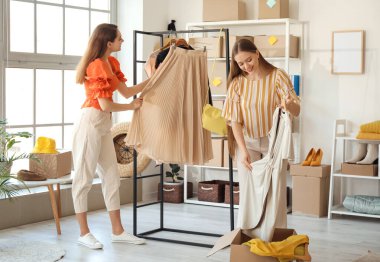 Depoda çalışan satıcılar.