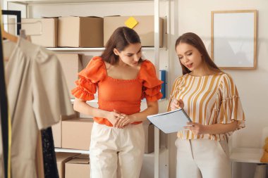 Depoda kadın işyeri sahibi ve satıcı