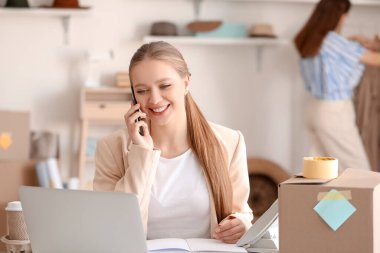 Dükkanda kadın işyeri sahibi işlem sırası