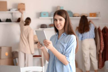 Dükkanda kadın işyeri sahibi işlem sırası