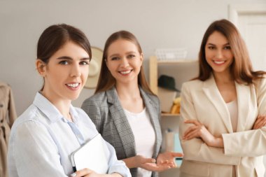 Kadın işyeri sahibi ve satıcıları dükkanda