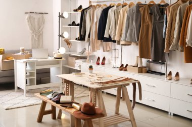 Kıyafet ve aksesuarlarla modern mağazanın şık bir tasarımı.