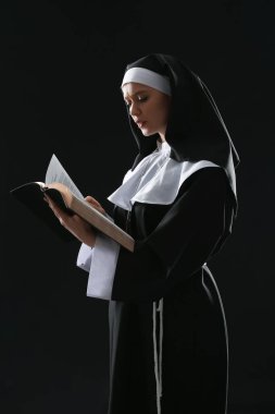 Karanlık bir geçmişi olan genç bir rahibe.