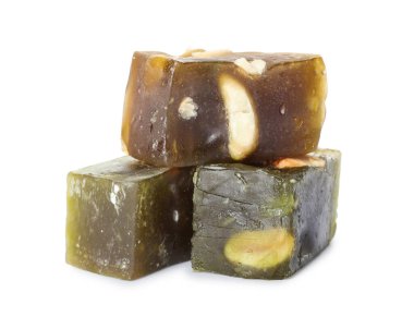 Beyaz arka planda lezzetli Türk lokumu