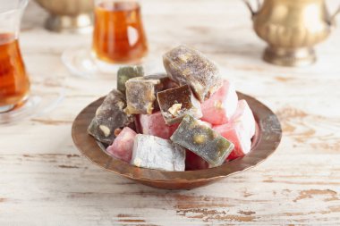 Hafif ahşap zemin üzerinde lezzetli Türk hazzı tabağı