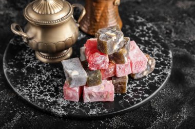 Koyu arkaplanda doğal Türk zevkine sahip tahta