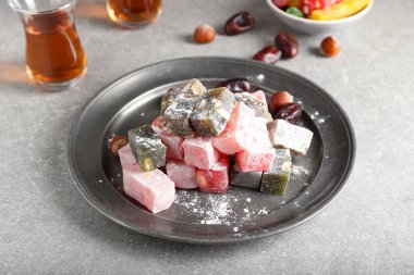 Lezzetli Türk lezzeti tabağı ve grunge arkaplanda kurumuş tarihler