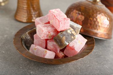 Grunge arka planında lezzetli Türk lokumu tabağı