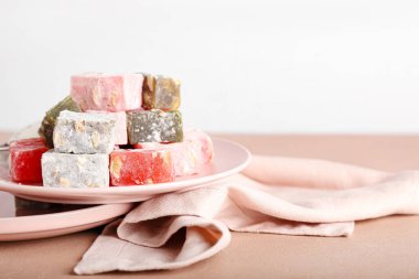 Sofrada bir tabak lezzetli Türk lokumu