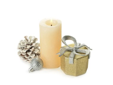 Beyaz arka planda aroma mumu olan Noel kompozisyonu