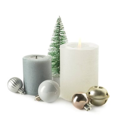 Beyaz zemin üzerinde aroma mumları ve Noel ağacı olan kompozisyon