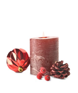 Beyaz arka planda mumlar, kozalaklar ve böğürtlenlerle Noel kompozisyonu