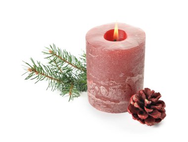 Balmumu mumu, köknar dalı ve beyaz arkaplanda çam kozalakları ile kompozisyon