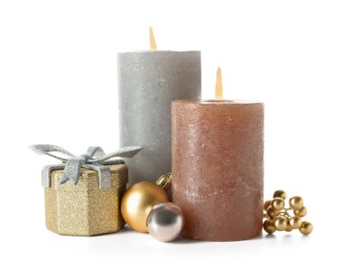 Beyaz arka planda aroma mumları, dekorasyon ve hediye içeren Noel kompozisyonu